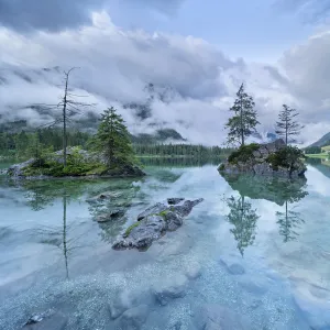 At the Hintersee, low-hanging clouds cover the mountains