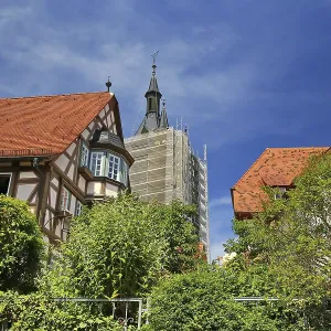 Maisons à colombages historiques avec vue sur la Tour Bleue.