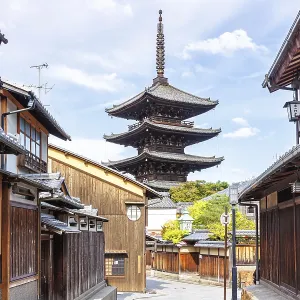 Historic old town of Kyoto with Yasaka Pagoda and Hokan-ji Temple in Kyoto