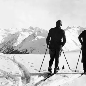 Historic photograph, couple skiing