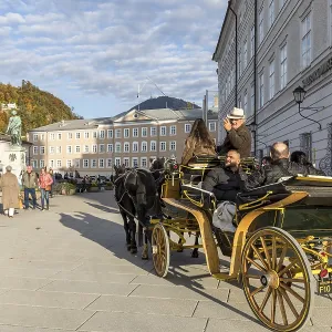 Les Calèches à Chevaux sur la Place Mozart, Salzbourg, Autriche.