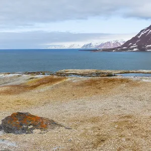 Hot spring, discoloured rock, sinter Hot spring, discoloured rock, sinter