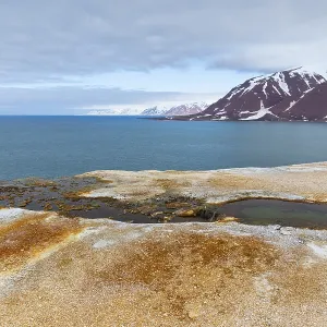 Hot spring, discoloured rock, sinter Hot spring, discoloured rock, sinter