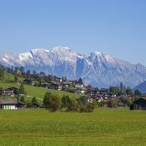 Houses and meadow with a view of the Karwendel North Range