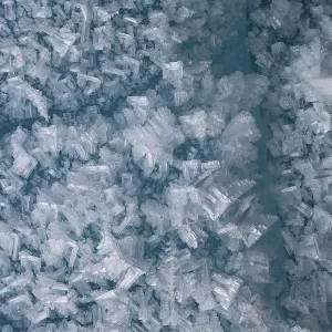 Crystaux d'ice sur le mur du glacier, grotte de glacier.