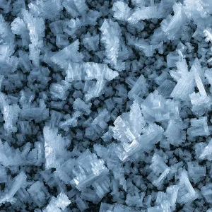 Crystals de glace sur la paroi du glacier, grotte de glacier.