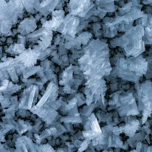 Des cristaux de glace sur la paroi du glacier, grotte de glacier.