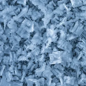 Des cristaux de glace sur la paroi du glacier, grotte de glacier.