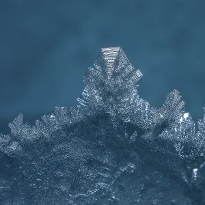 Crystals de glace sur la paroi du glacier, grotte de glacier.