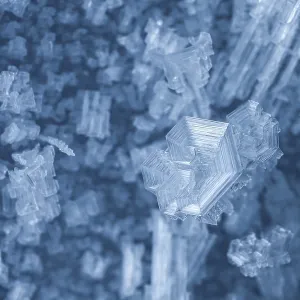 Crystallites de glace sur la paroi du glacier, grotte de glacier.