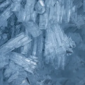 Des cristaux de glace sur la paroi du glacier, grotte de glacier.