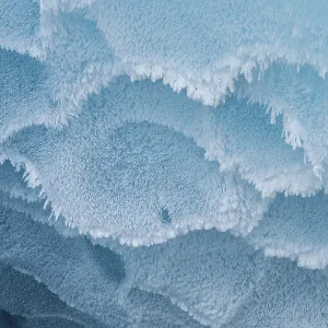 Crystaux d'glace sur la paroi du glacier, grotte de glacier.