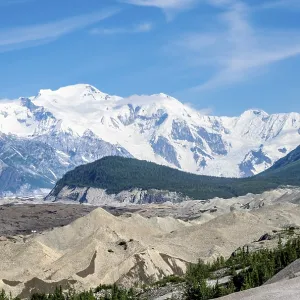 Impressive mountain scenery, icy mountain peak Mount Blackburn and Kennicott Glacier