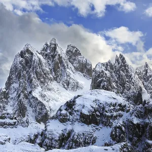 Les sommets impressionnants des Trois Pics sous un ciel bleu dans les Dolomites