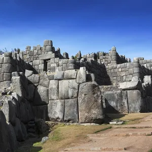 Fortaleza Inca bajo un sol radiante