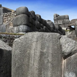 Fortaleza Inca bajo un sol brillante