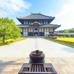 Incense burner at head of path leading to Daibutsuden