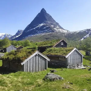 Innerdalen, Alm Renndolsetra mit Innerdalstarnet Innerdalen, Alm Renndolsetra mit Innerdalstarnet