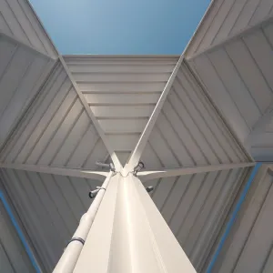 "À partir du dessous d'une voûte géométrique intriquante d'un échangeur de transport moderne à Valdebebas". "À partir du dessous d'une voûte géométrique intriquante d'un échangeur de transport moderne à Valdebebas".