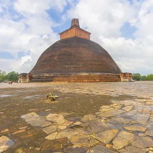 Jetavanaramaya Dagoba or stupa ruins with broken spire seen centered from corner in the ancient capitol of Anuradhapura Jetavanaramaya Dagoba or stupa ruins with broken spire seen centered from corner in the ancient capitol of Anuradhapura