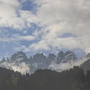 Kalkkogel mountains with cloud vibes in the Stubai Alps