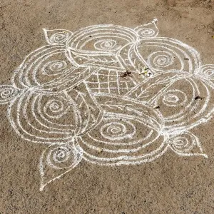 Kolam sand-painting drawn with rice powder, Mahabalipuram, Mamallapuram, India, Asia Kolam sand-painting drawn with rice powder, Mahabalipuram, Mamallapuram, India, Asia