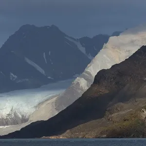 Kongsbreen Glaciersurrounded by mountains