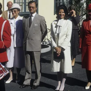 Kung Carl den XVI Gustaf och drottning Silvia vid Loka Brunn under en ceremoni och invigning pa Loka Brunn 1985 Kung Carl den XVI Gustaf och drottning Silvia vid Loka Brunn under en ceremoni och invigning pa Loka Brunn 1985