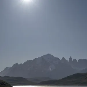 Lago Pehoe, mountain range of the Andes