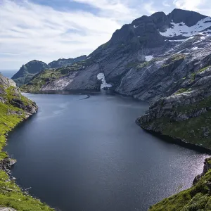 Lake Fjerddalsvatnet, near Sorvagen