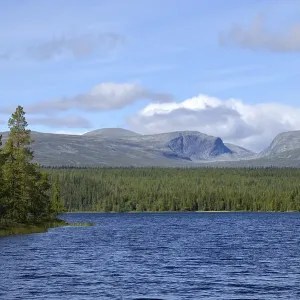 Lake Oever-Roeversjoen, Storadoerren behind Lake Oever-Roeversjoen, Storadoerren behind