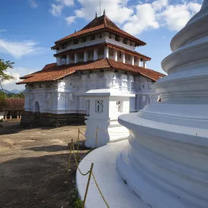 Lankatilaka is Buddhist temple of the 14th century in the Hiyarapitiya village
