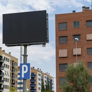 Un grand panneau publicitaire vide se dresse de manière évidente devant des immeubles résidentiels à Madrid. Un grand panneau publicitaire vide se dresse de manière évidente devant des immeubles résidentiels à Madrid.