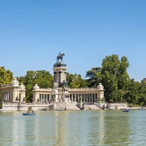 Large Pond of El Retiro in the city of Madrid