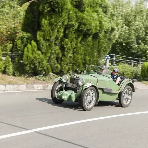 Laterally offset frontal view of the MG J2 with start number 7