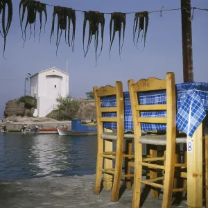 Islas Dodecaneso Lesbos Grecia Puerto Scala del puerto Sikamineas en frente de la pequeña iglesia de San