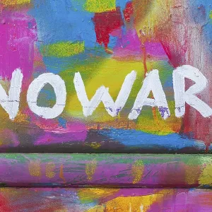Lettering No War, kein Krieg, colourfully painted vintage car