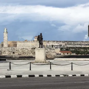 Faro y la antigua fortaleza en La Habana