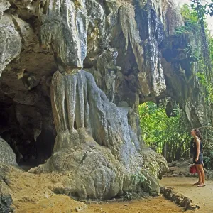 Limestone rock, Railay, two years in front of the tsunami Limestone rock, Railay, two years in front of the tsunami