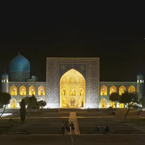 Links Ulugbek Madrasah, middle Tilya-Kori Madrasah Links Ulugbek Madrasah, middle Tilya-Kori Madrasah