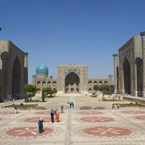 Links Ulugh Beg Madrasah, middle Tilya-Kori Madrasah Links Ulugh Beg Madrasah, middle Tilya-Kori Madrasah
