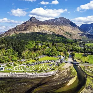 Loch Leven y Parque de Vacaciones desde un dron. Loch Leven y Parque de Vacaciones desde un dron.