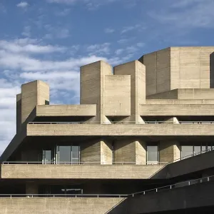El Royal National Theatre visto desde el puente de Waterloo, un ejemplo del movimiento arquitectónico brutalista en Londres.