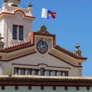 Vue à faible angle d'église contre un ciel bleu clair.