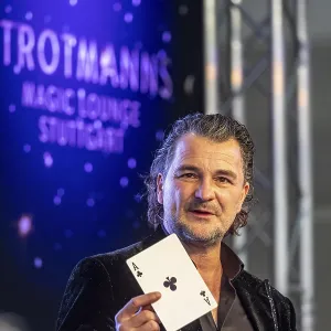 Magician Thorsten Strotmann during a presentation during the CMT trade fair