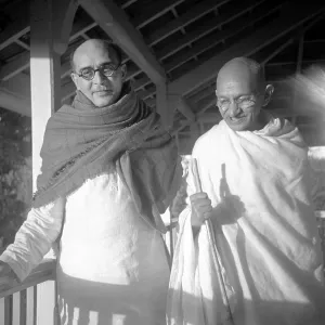 Mahatma Gandhi con su secretario Mahadev Desai en Bardoli Gujarat, 1939. Mahatma Gandhi con su secretario Mahadev Desai en Bardoli Gujarat, 1939.