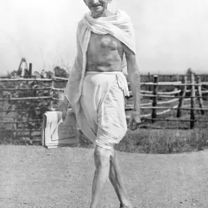 Mahatma Gandhi caminando en el Ashram de Sevagram. Mahatma Gandhi caminando en el Ashram de Sevagram.