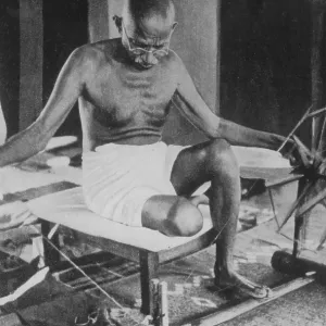 Mahatma Gandhi trabajando en charkha, India, Asia. Mahatma Gandhi trabajando en charkha, India, Asia.