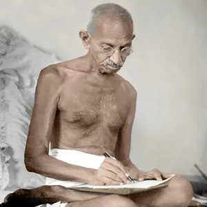 Mahatma Gandhi escribiendo en Birla House, Mumbai, Maharashtra, India, Asia, 1942. Mahatma Gandhi escribiendo en Birla House, Mumbai, Maharashtra, India, Asia, 1942.