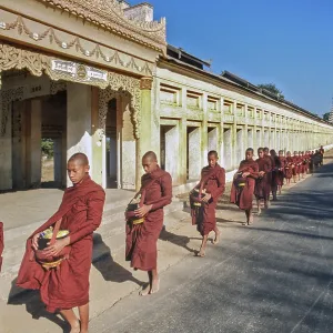 Mendicant monks at the Schwezigon